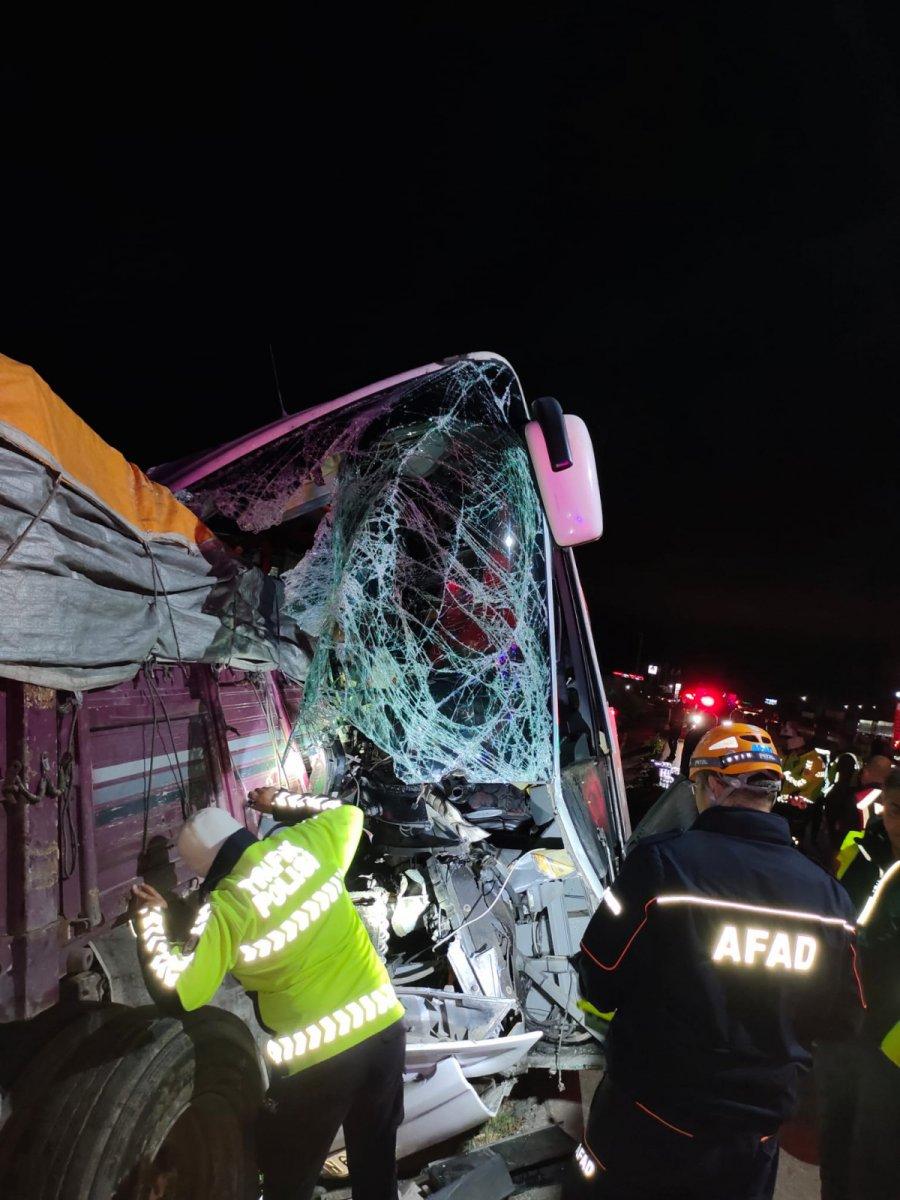 Amasya’da yolcu otobüsü kaza yaptı: 2 ölü, 20 yaralı