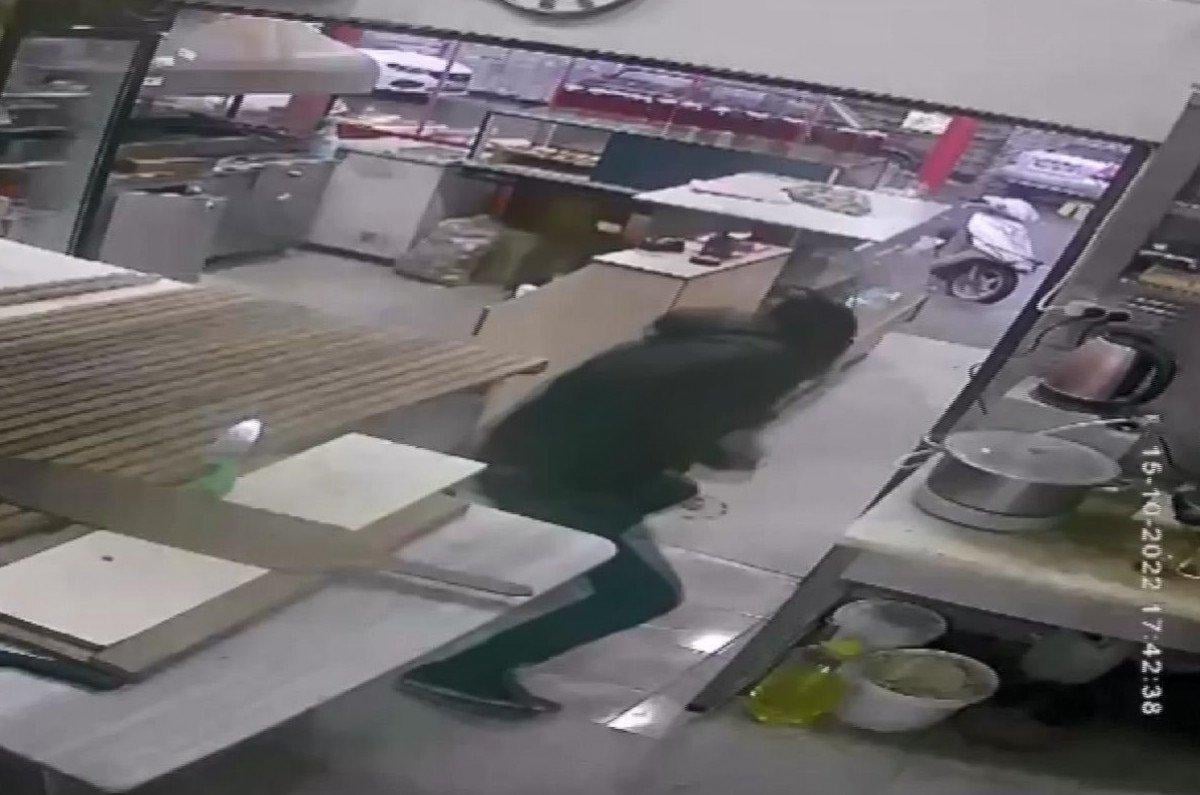 Bayrampaşa'da emekleyerek cep telefonu çalan hırsız kamerada