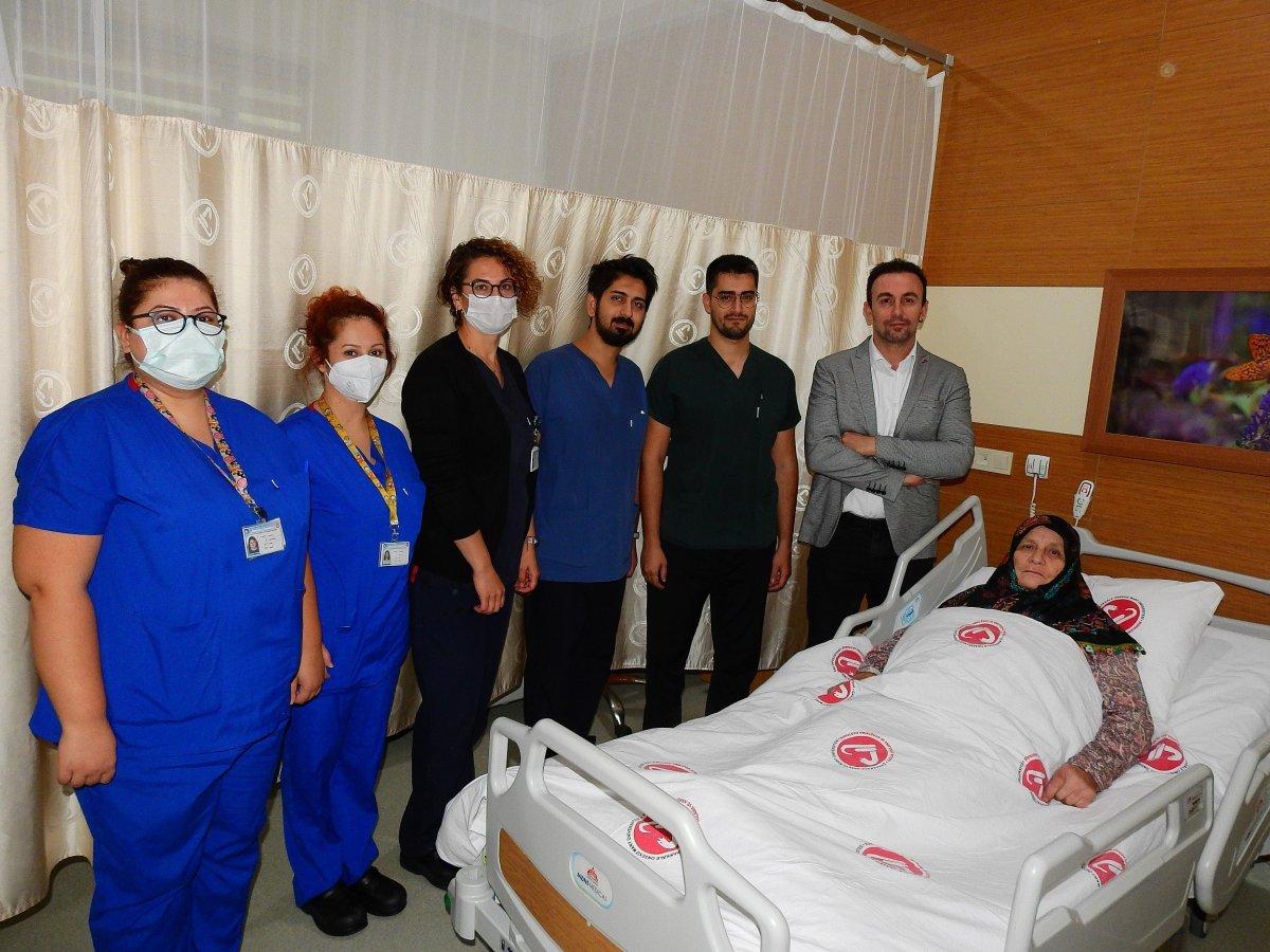 Çanakkale’de kadının böbreğindeki taş, 100 parçaya ayrılarak çıkarıldı