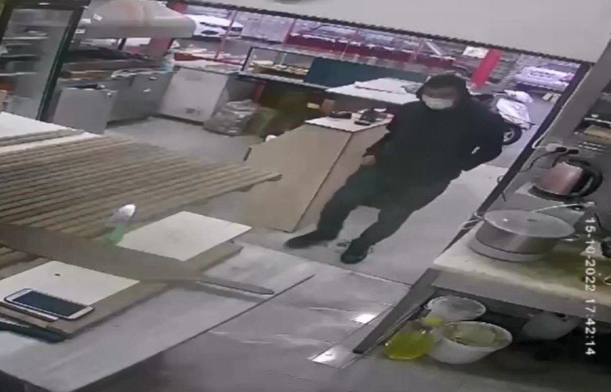 Bayrampaşa'da emekleyerek cep telefonu çalan hırsız kamerada