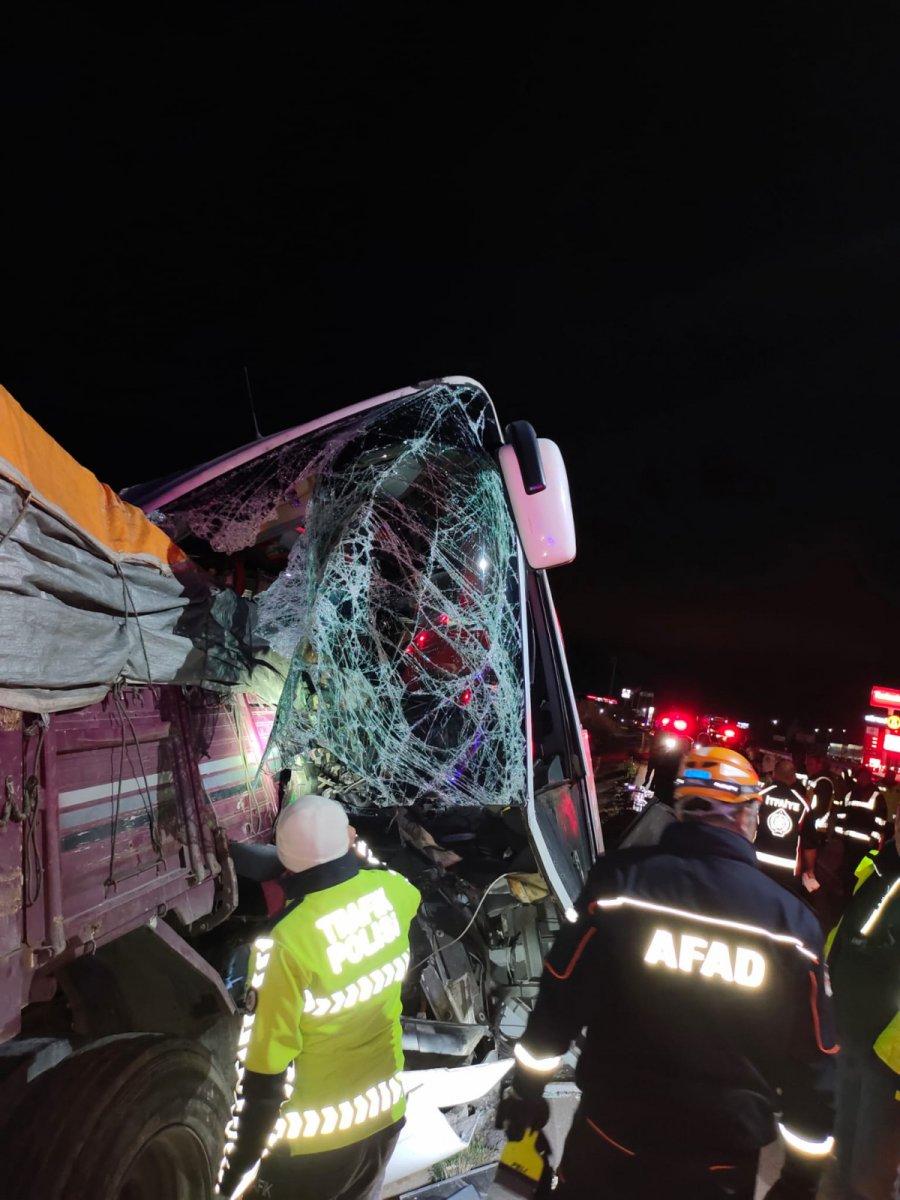 Amasya’da yolcu otobüsü kaza yaptı: 2 ölü, 20 yaralı