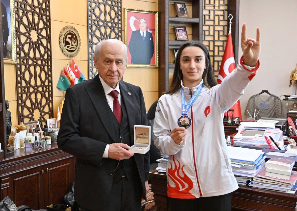 Bozkurt işareti yüzünden kürsüden indirilen sporcudan Bahçeli’ye ziyaret