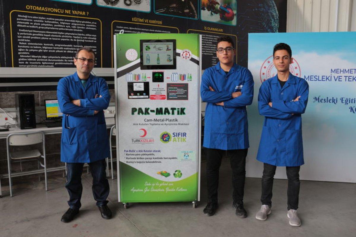 Konya'da meslek liseliler, atıkları ayrıştırıp tanımlı karta para yükleyebilen makine üretti