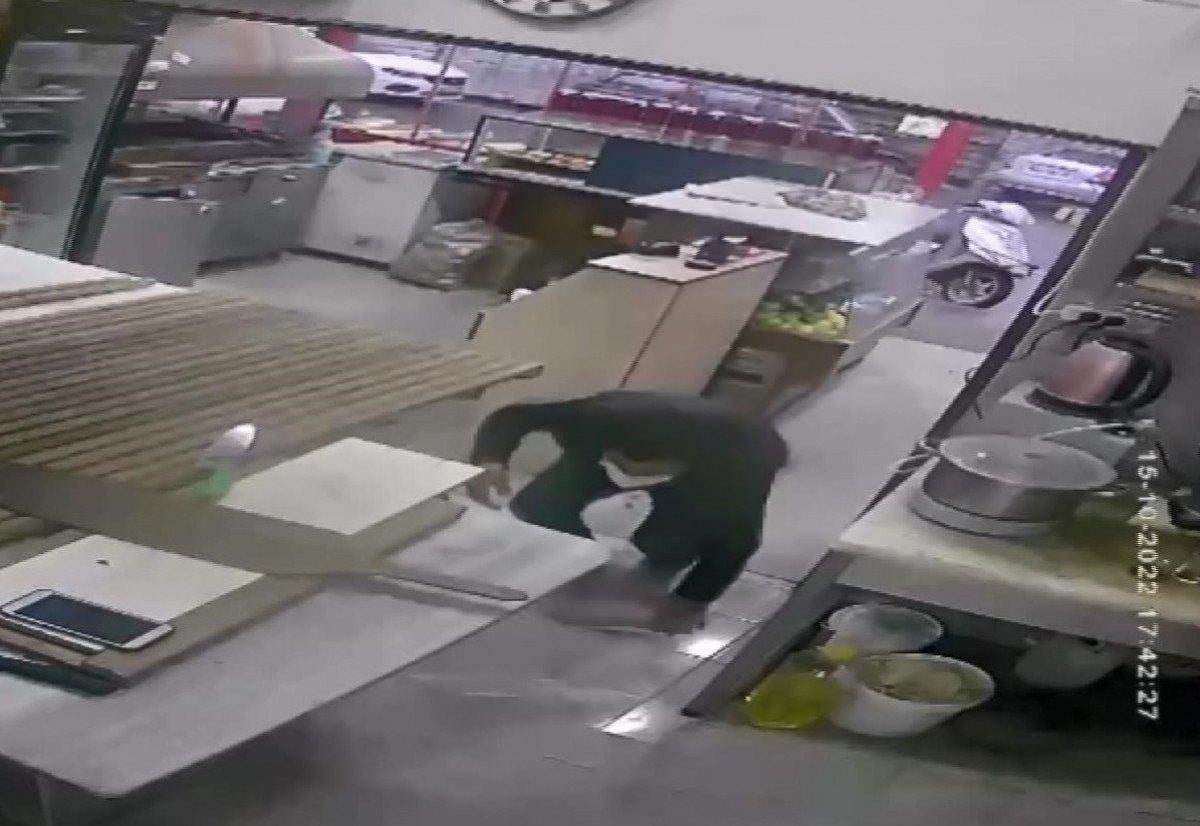 Bayrampaşa'da emekleyerek cep telefonu çalan hırsız kamerada