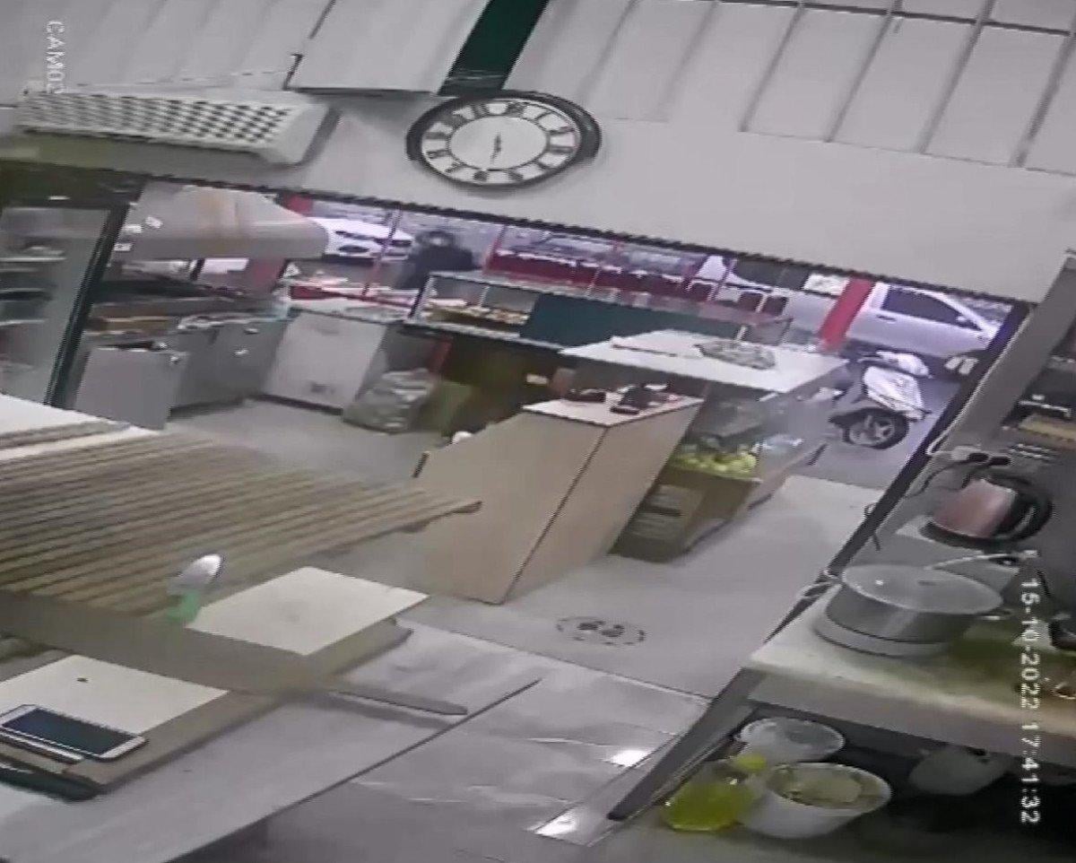 Bayrampaşa'da emekleyerek cep telefonu çalan hırsız kamerada