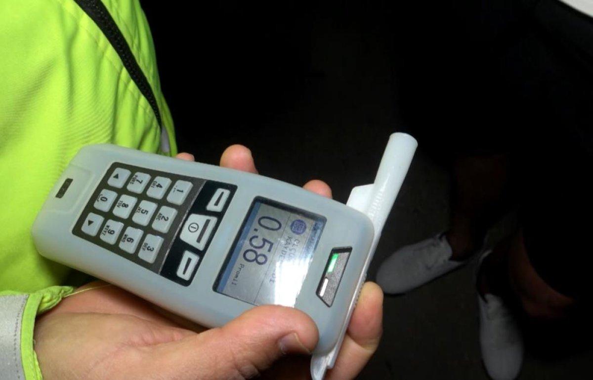 Aksaray'da alkollü sürücü ceza alacağını anlayınca basın mensuplarına saldırdı