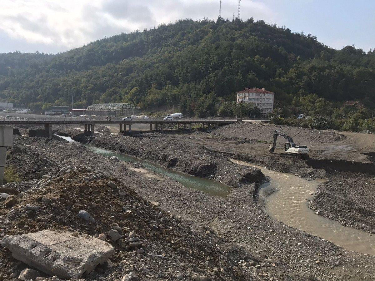 Kastamonu'da taşan Ezine Çayı kenarındaki okul projesine tepki