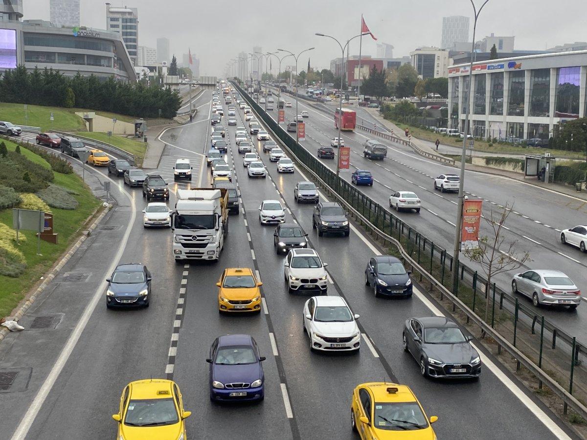 İstanbul'da yağış trafik yoğunluğunu yüzde 47'ye çıkardı