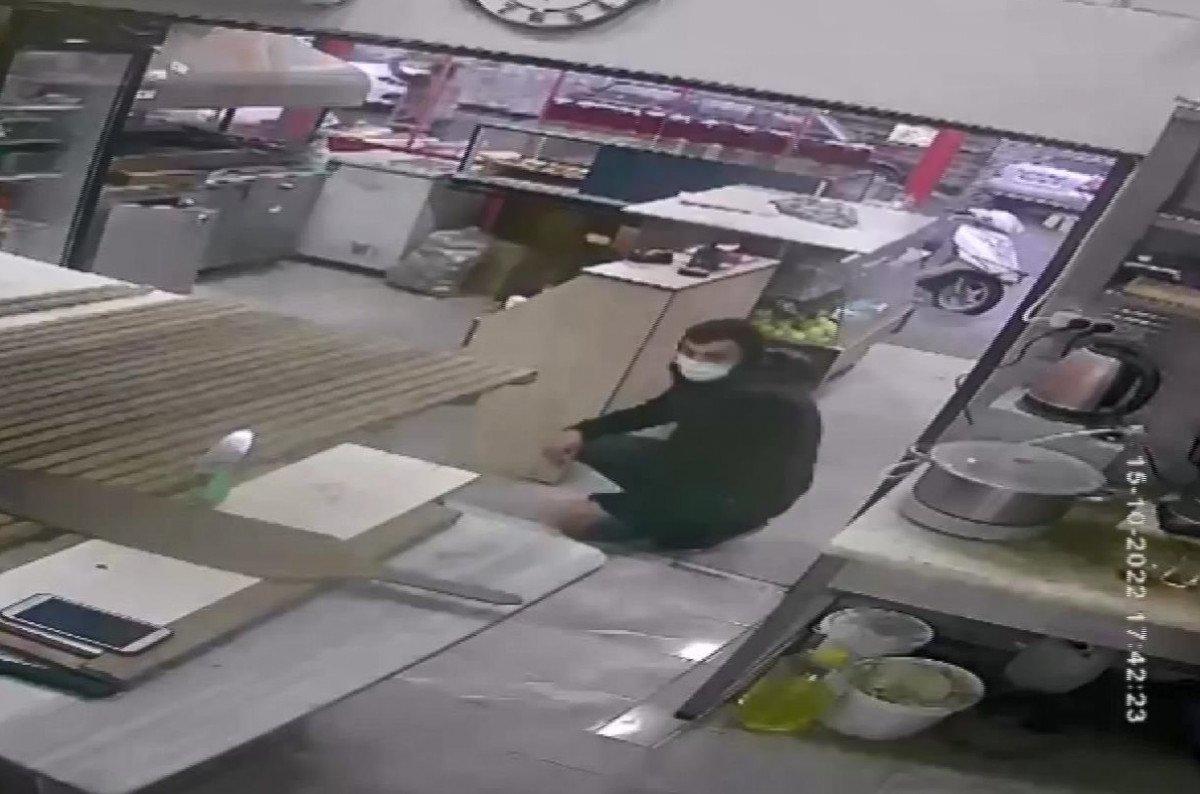 Bayrampaşa'da emekleyerek cep telefonu çalan hırsız kamerada