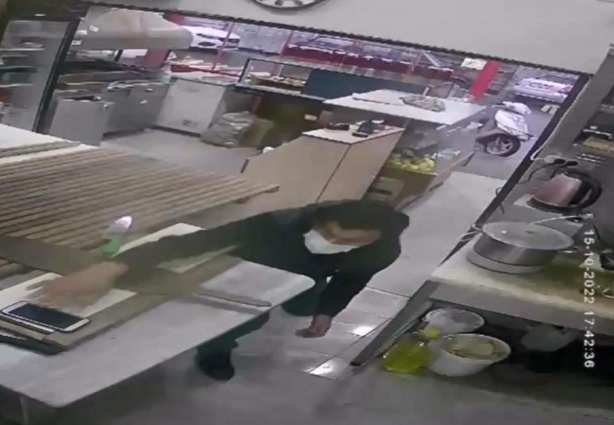 Bayrampaşa'da emekleyerek cep telefonu çalan hırsız kamerada