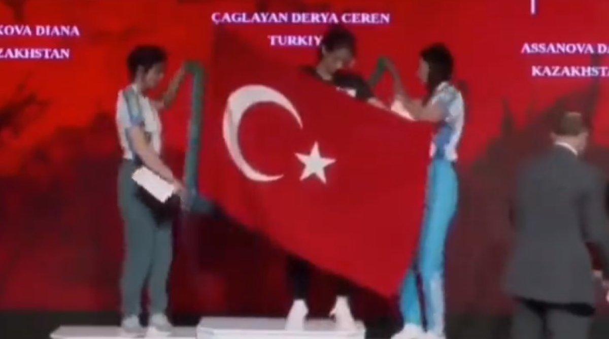 Dünya Şampiyonu Derya Ceren Çağlayan'dan Türk bayraklı yanıt