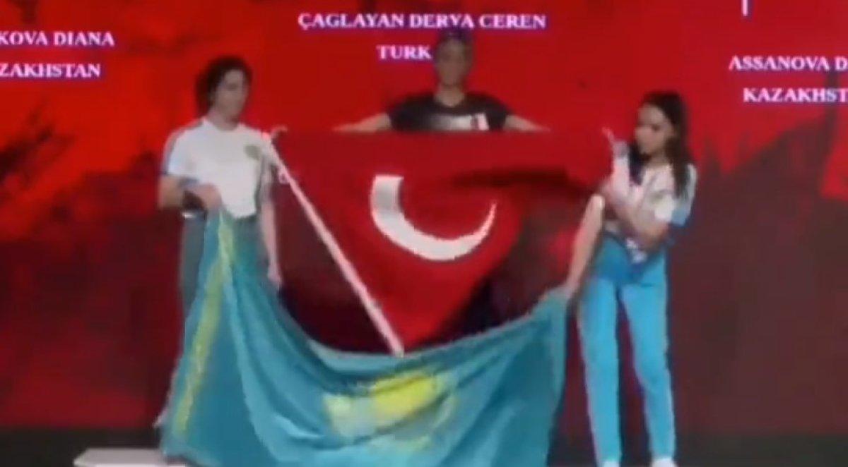 Dünya Şampiyonu Derya Ceren Çağlayan'dan Türk bayraklı yanıt