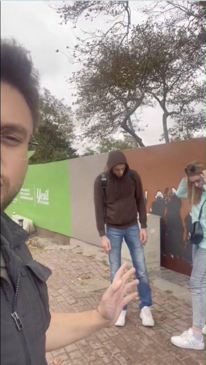 Başıboş sokak köpekleri İstanbul'da turistlere saldırdı