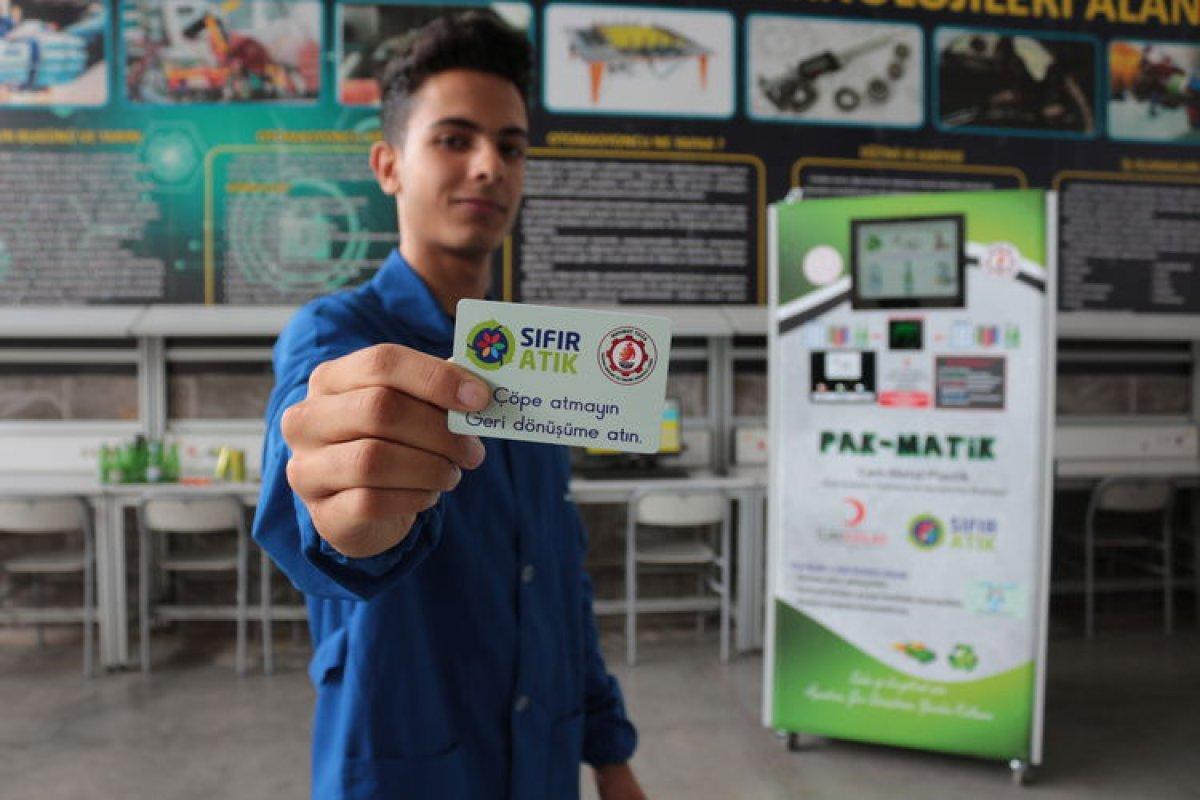 Konya'da meslek liseliler, atıkları ayrıştırıp tanımlı karta para yükleyebilen makine üretti