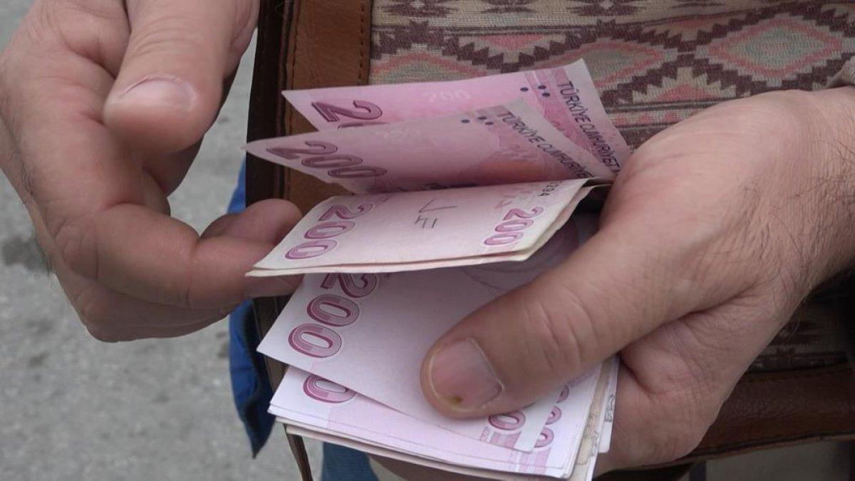 Bursa'da bulduğu para dolu çantayı ekiplere teslim etti