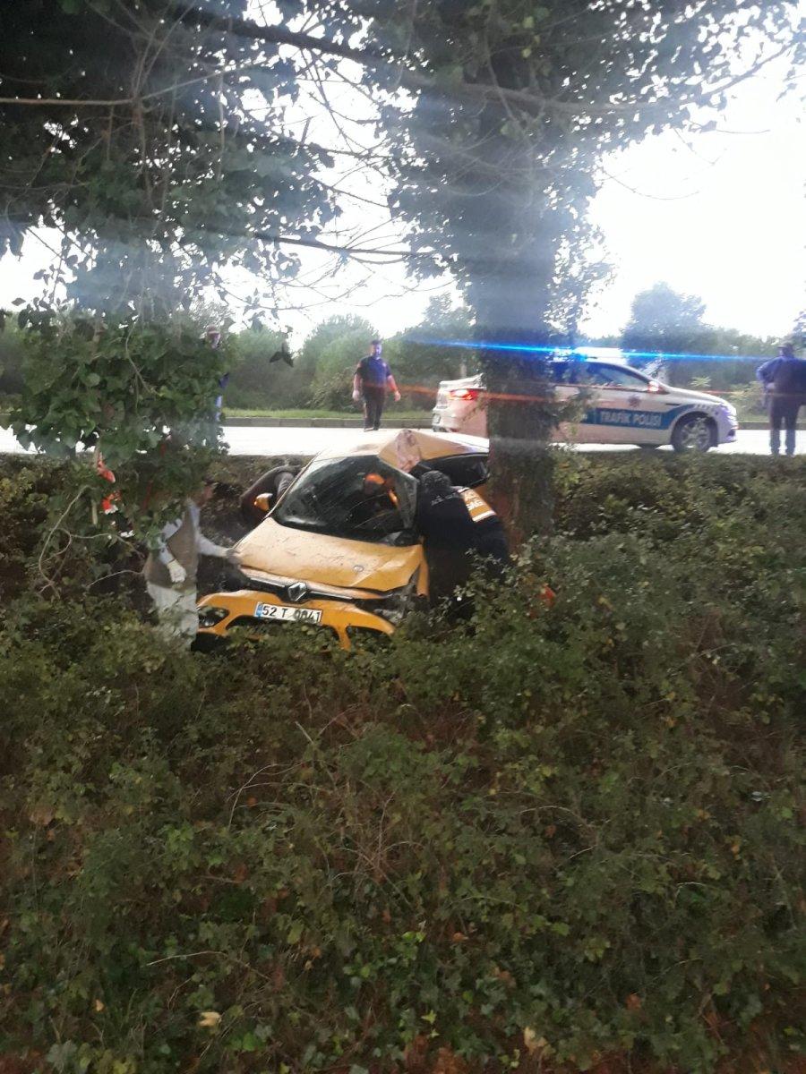 Samsun’da ağaca çarpan taksinin sürücüsü öldü