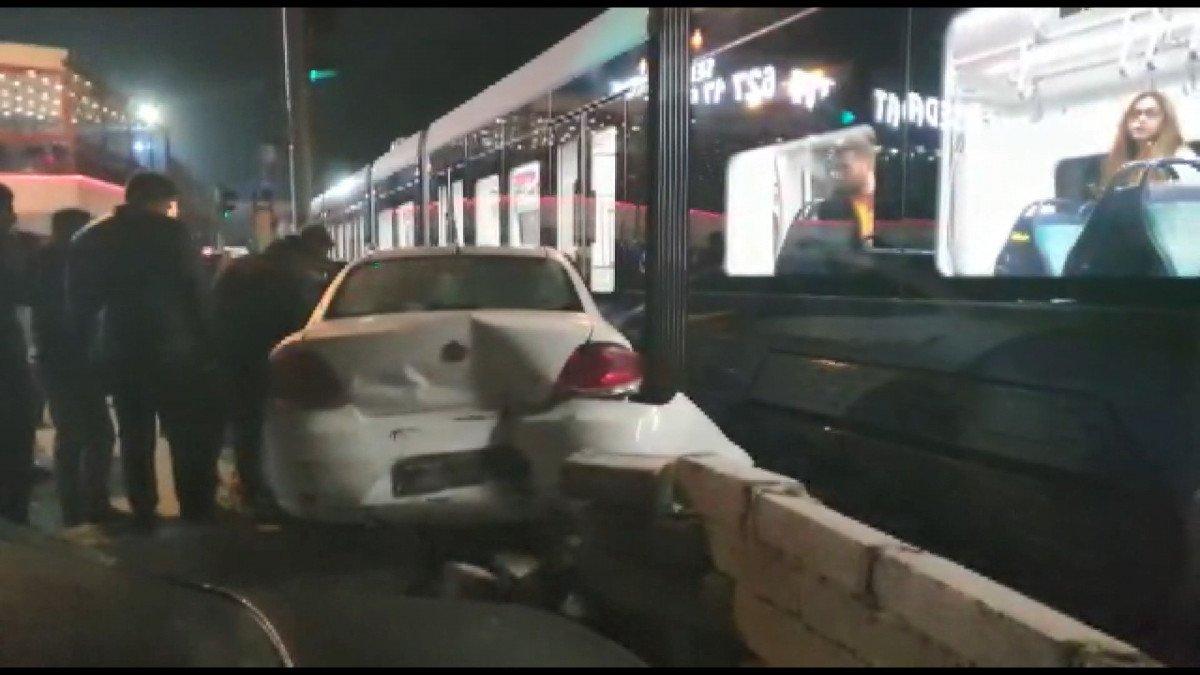 İstanbul'da tramvay otomobile çarptı