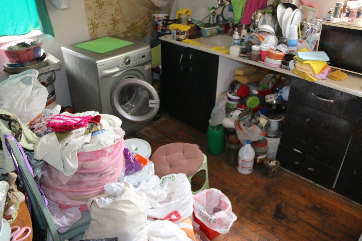 Antalya'da kiracının çöple doldurduğu ev mahalleliyi isyan ettirdi