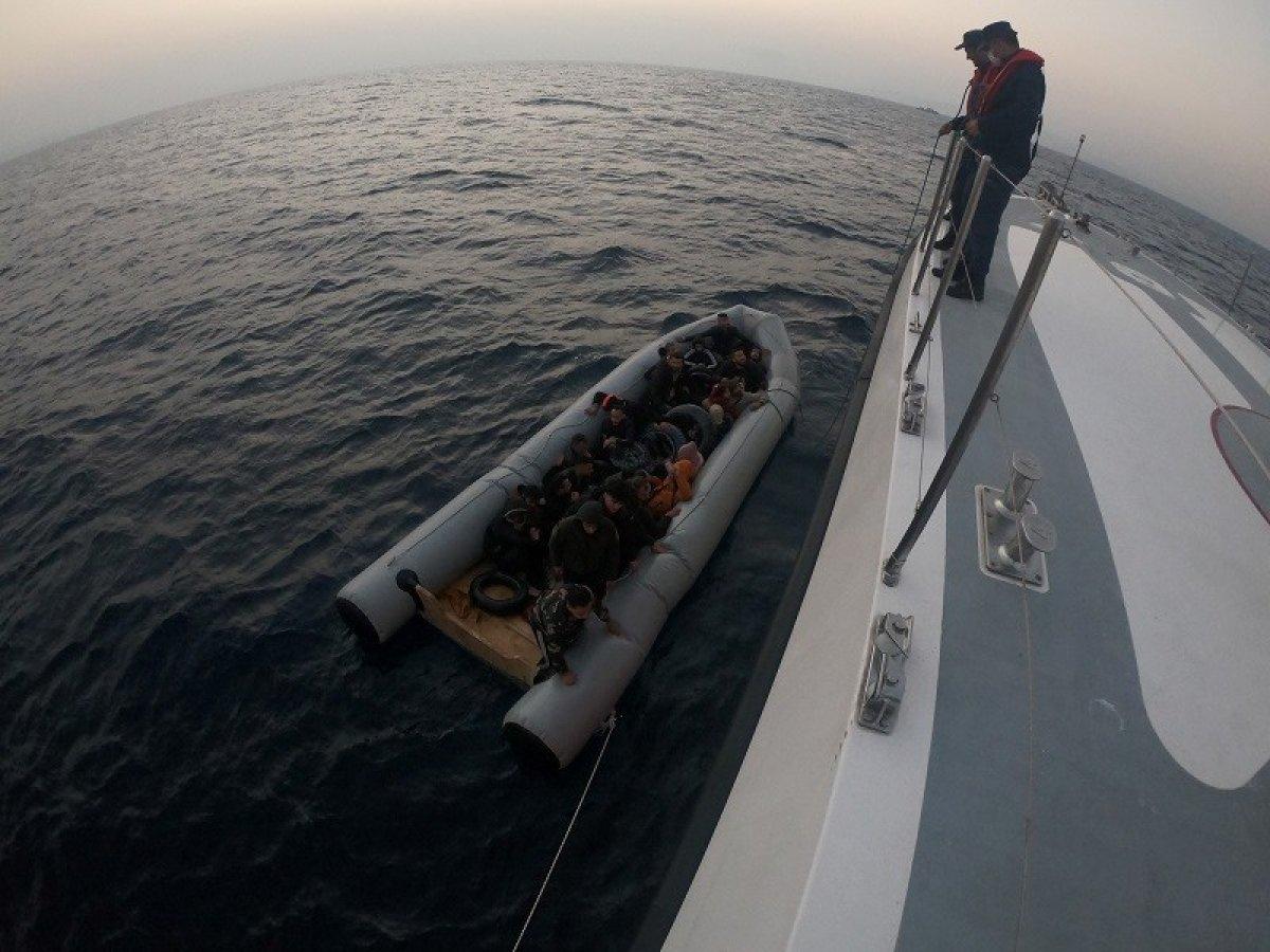 İzmir açıklarında 23 düzensiz göçmen kurtarıldı