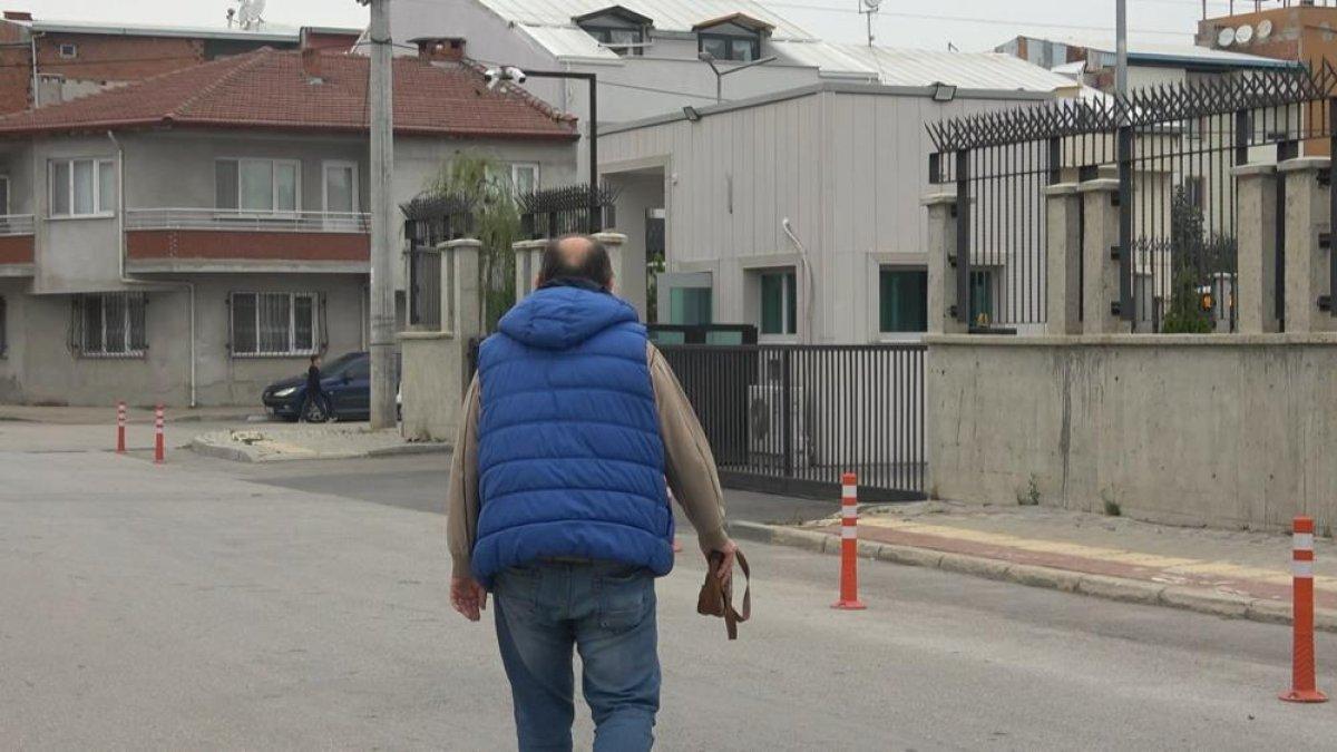 Bursa'da bulduğu para dolu çantayı ekiplere teslim etti