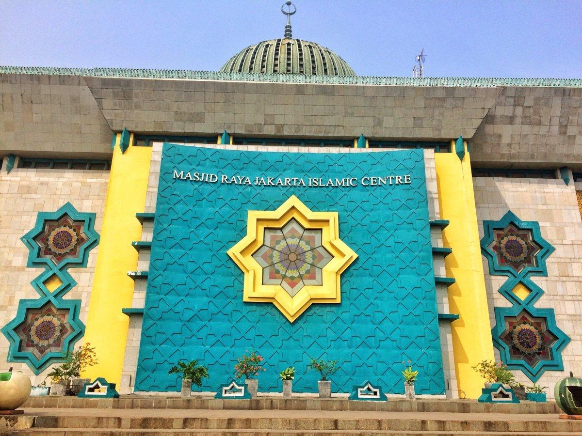 Endonezya’da yanan caminin kubbesi çöktü