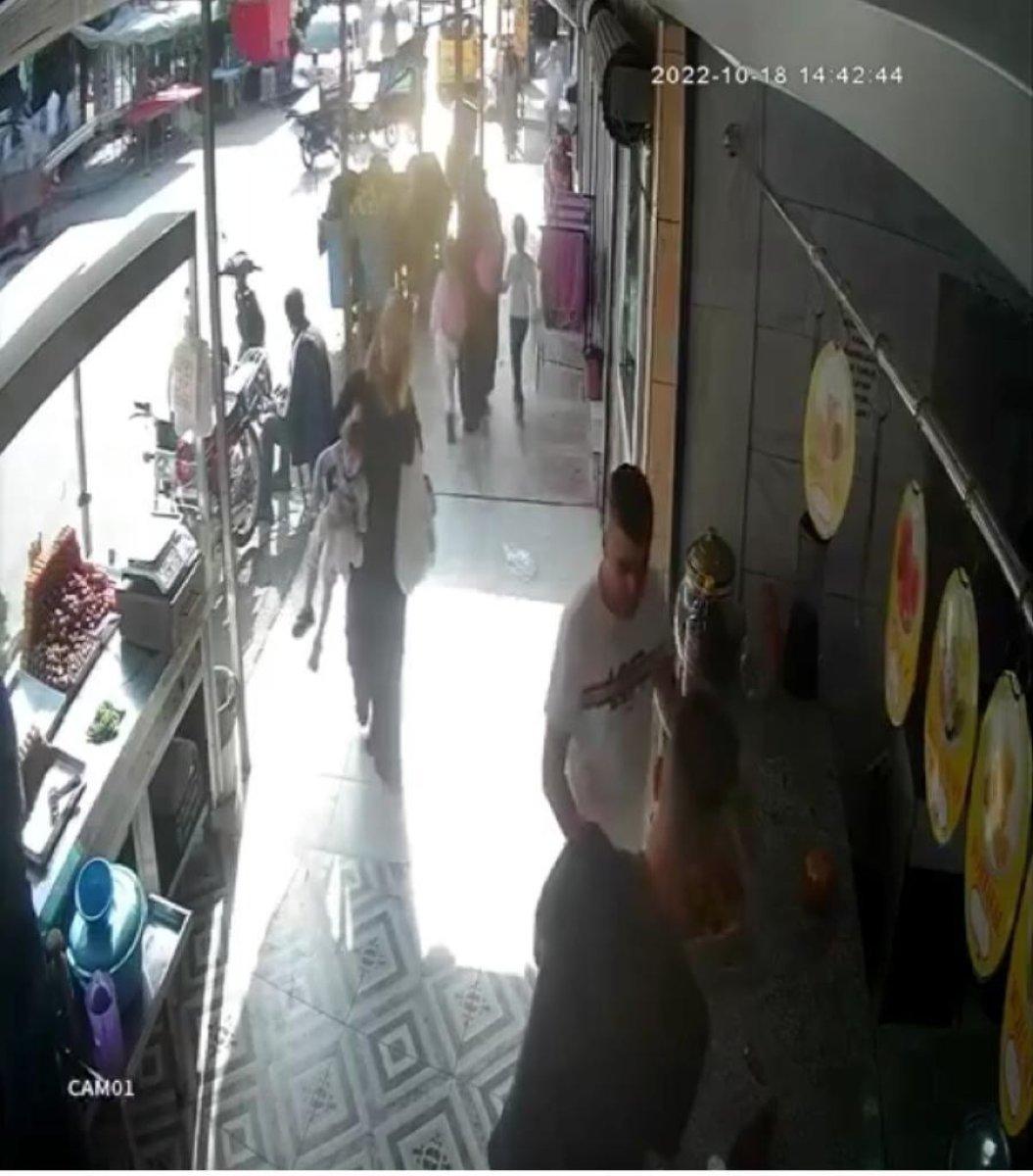 Adana’da annesi kaldırımda unuttu, ölümden saniyelerle kurtuldu