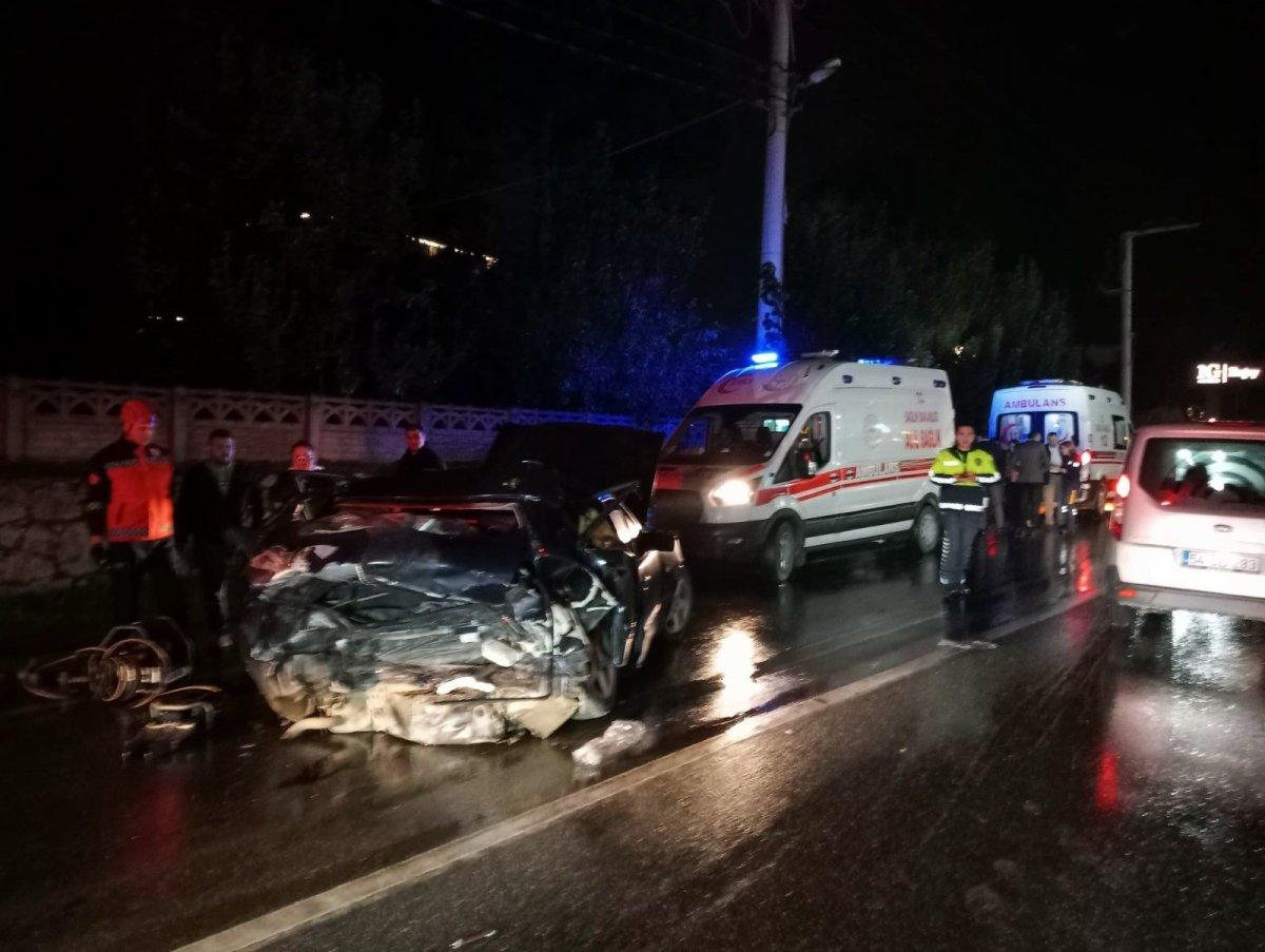Sakarya’da, lüks araçlar kazada kağıt gibi ezildi