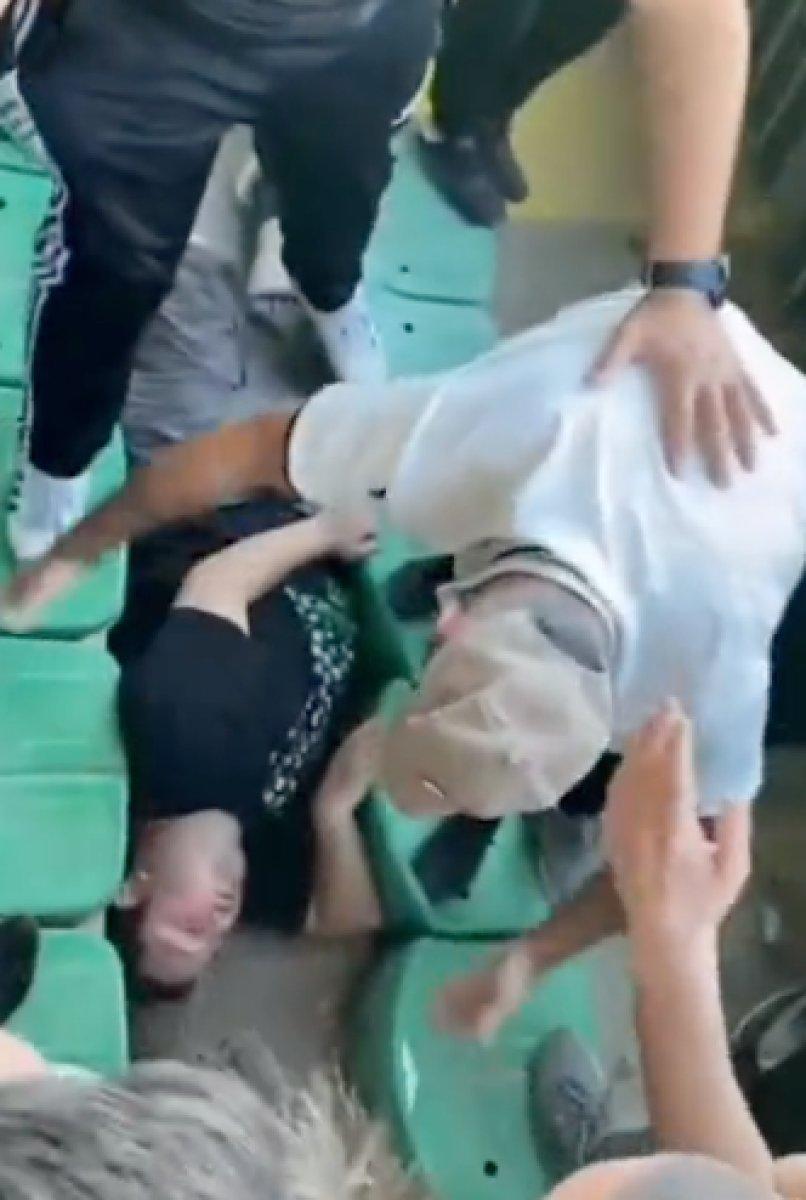 Sakaryalılar bayılma taklidi yapan taraftarın başında tekbir getirdi