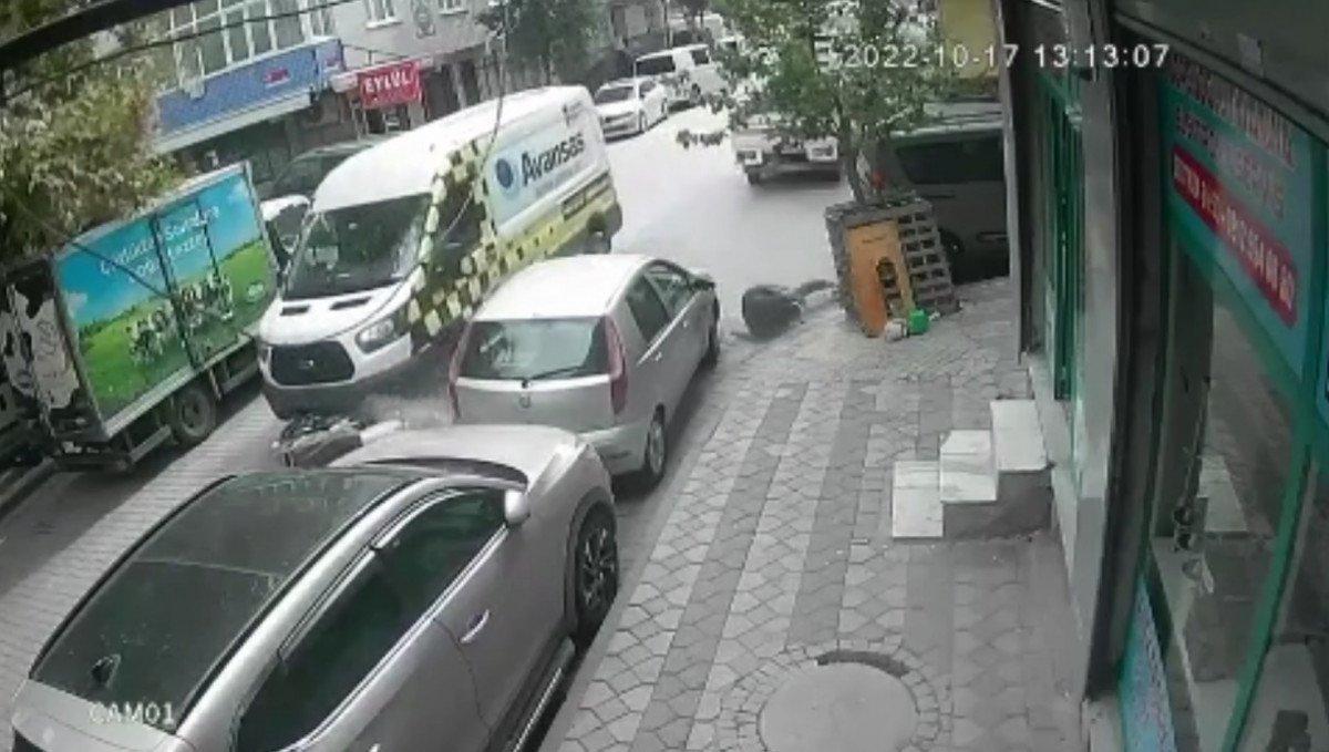 Sultangazi'de minibüs şoförü motosikletliyi yaralayıp aracını kontrole koştu