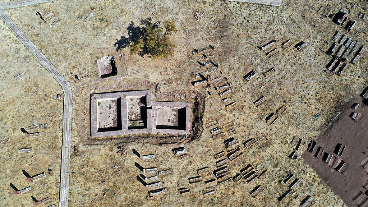 Ahlat Selçuklu Meydan Mezarlığı'nda 108 yeni mezar