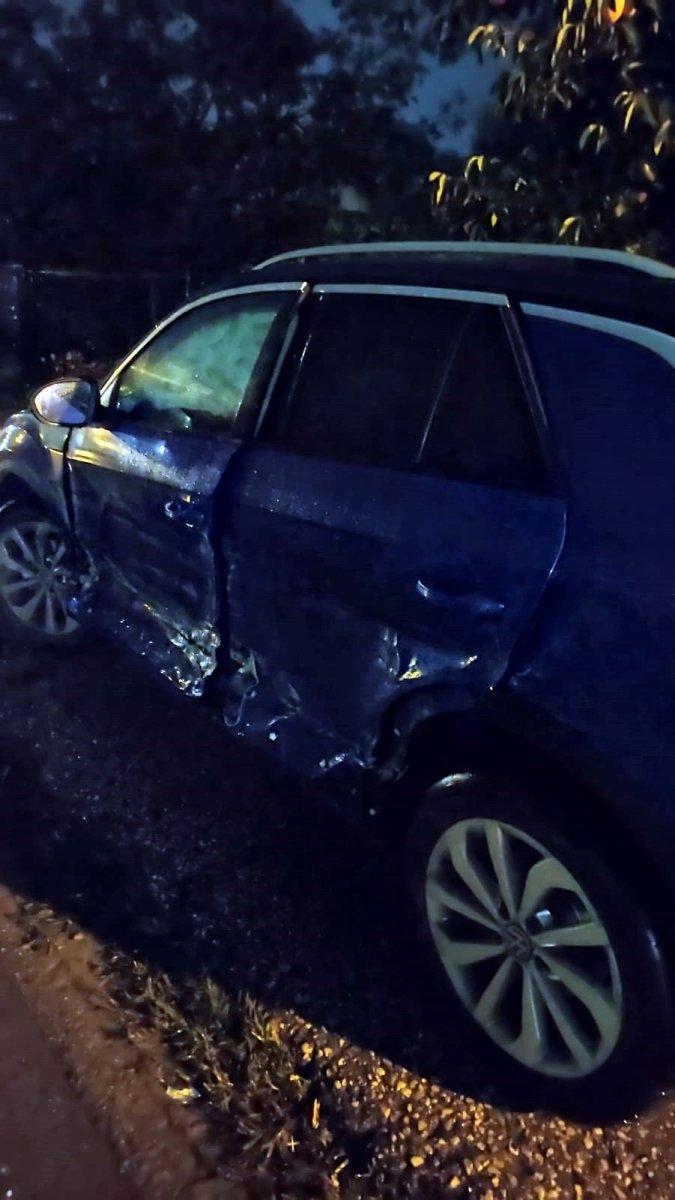 Sakarya’da, lüks araçlar kazada kağıt gibi ezildi