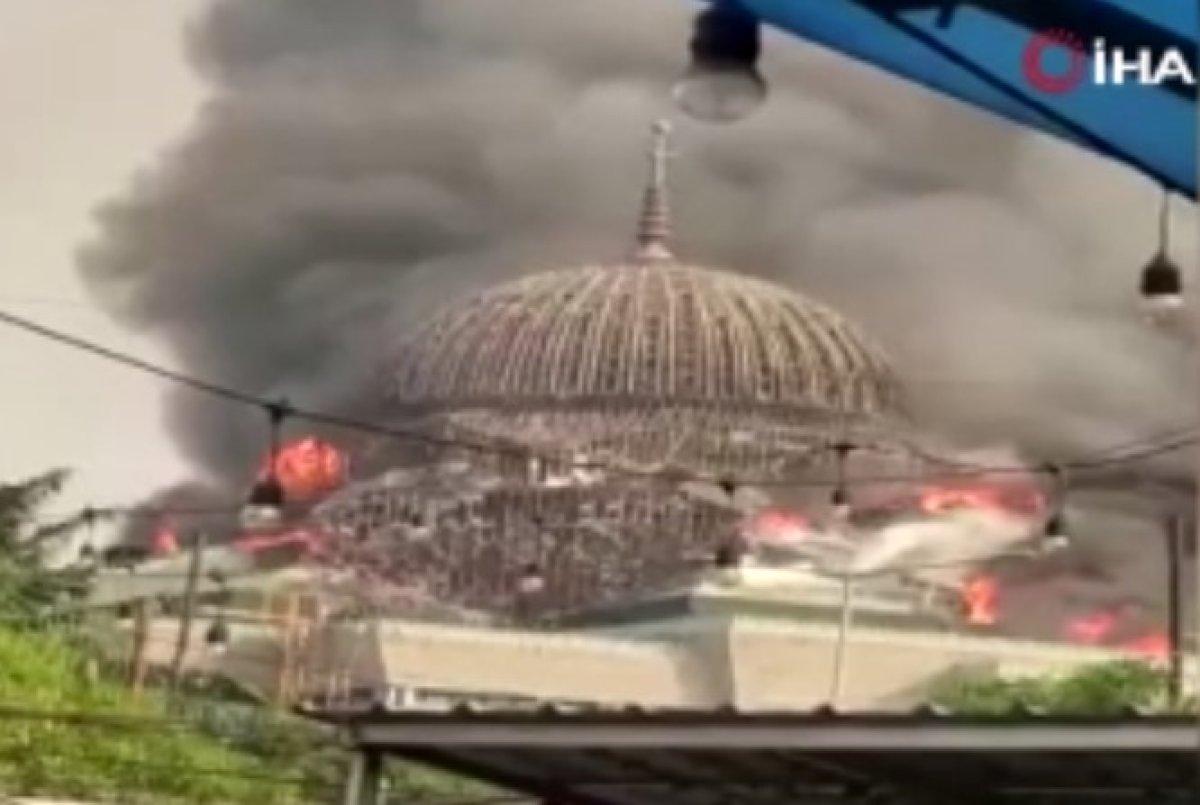 Endonezya’da yanan caminin kubbesi çöktü