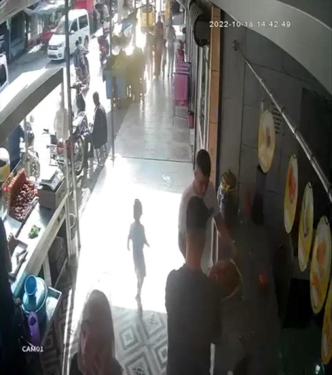 Adana’da annesi kaldırımda unuttu, ölümden saniyelerle kurtuldu