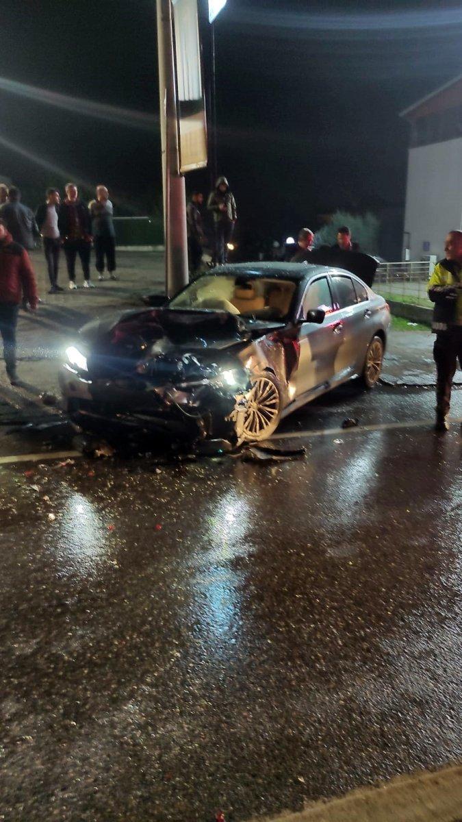 Sakarya’da, lüks araçlar kazada kağıt gibi ezildi