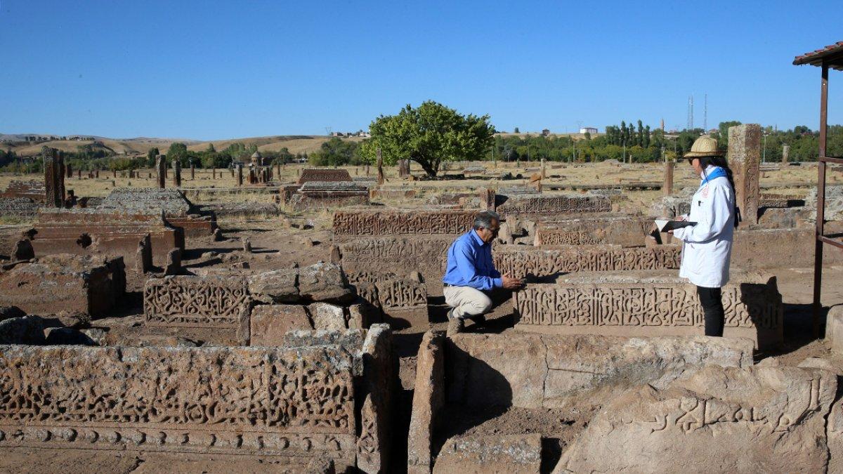 Ahlat Selçuklu Meydan Mezarlığı'nda 108 yeni mezar