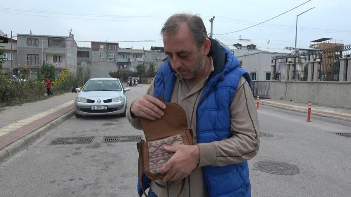 Bursa'da bulduğu para dolu çantayı ekiplere teslim etti