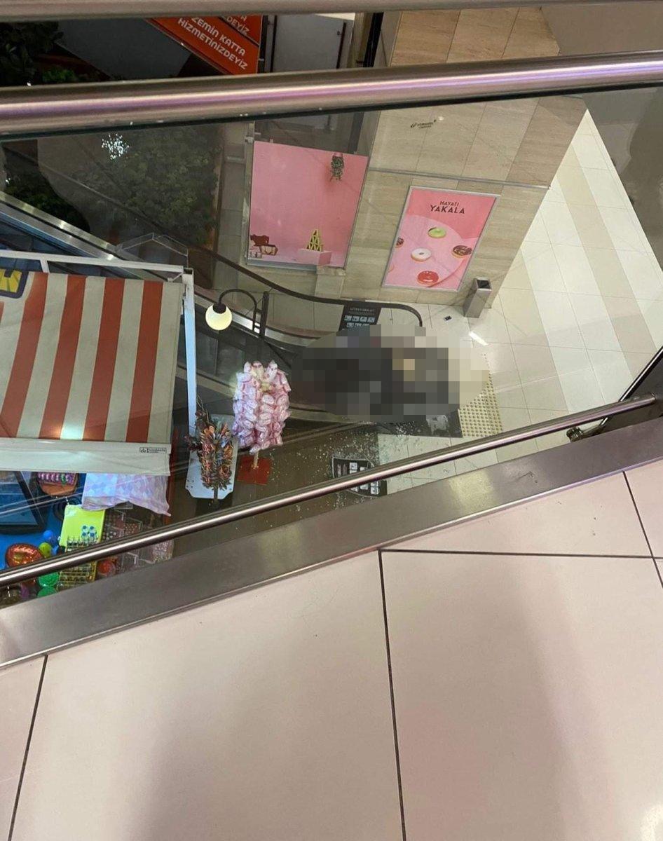 Denizli'de AVM'nin 3'üncü katından düşen kadın kurtarılamadı