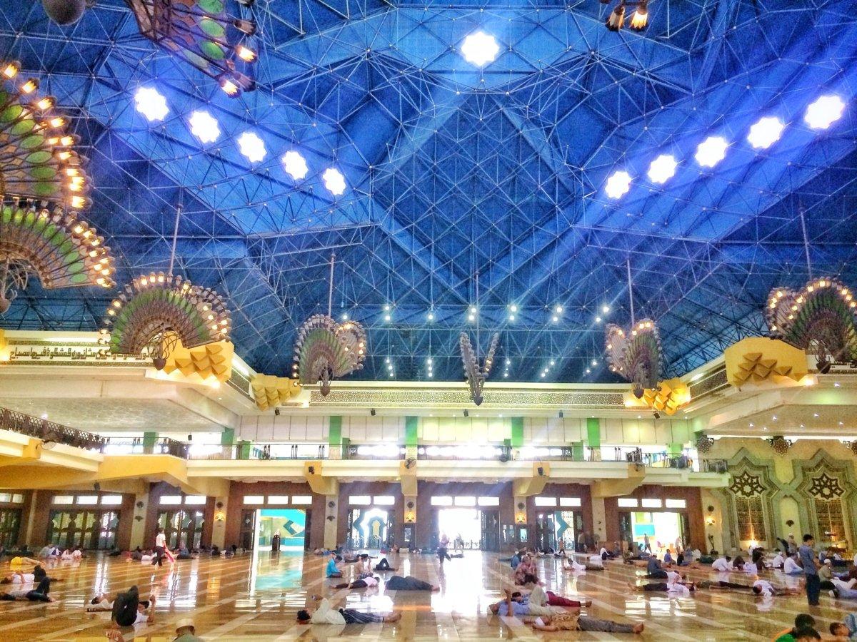 Endonezya’da yanan caminin kubbesi çöktü