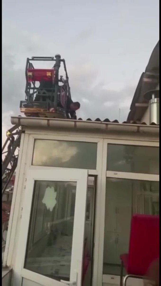 Pendik'te tamir için çıktığı çatıda mahsur kaldı
