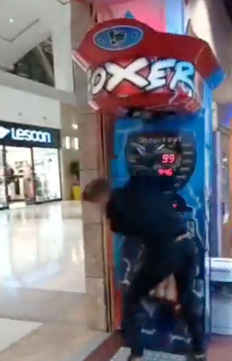 Osmaniye'de, yumruk attığı oyuncağı kıran genç AVM'den kovuldu