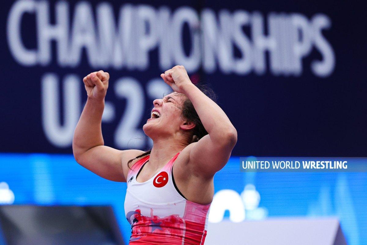 Genç güreşçi Nesrin Baş Dünya Şampiyonu