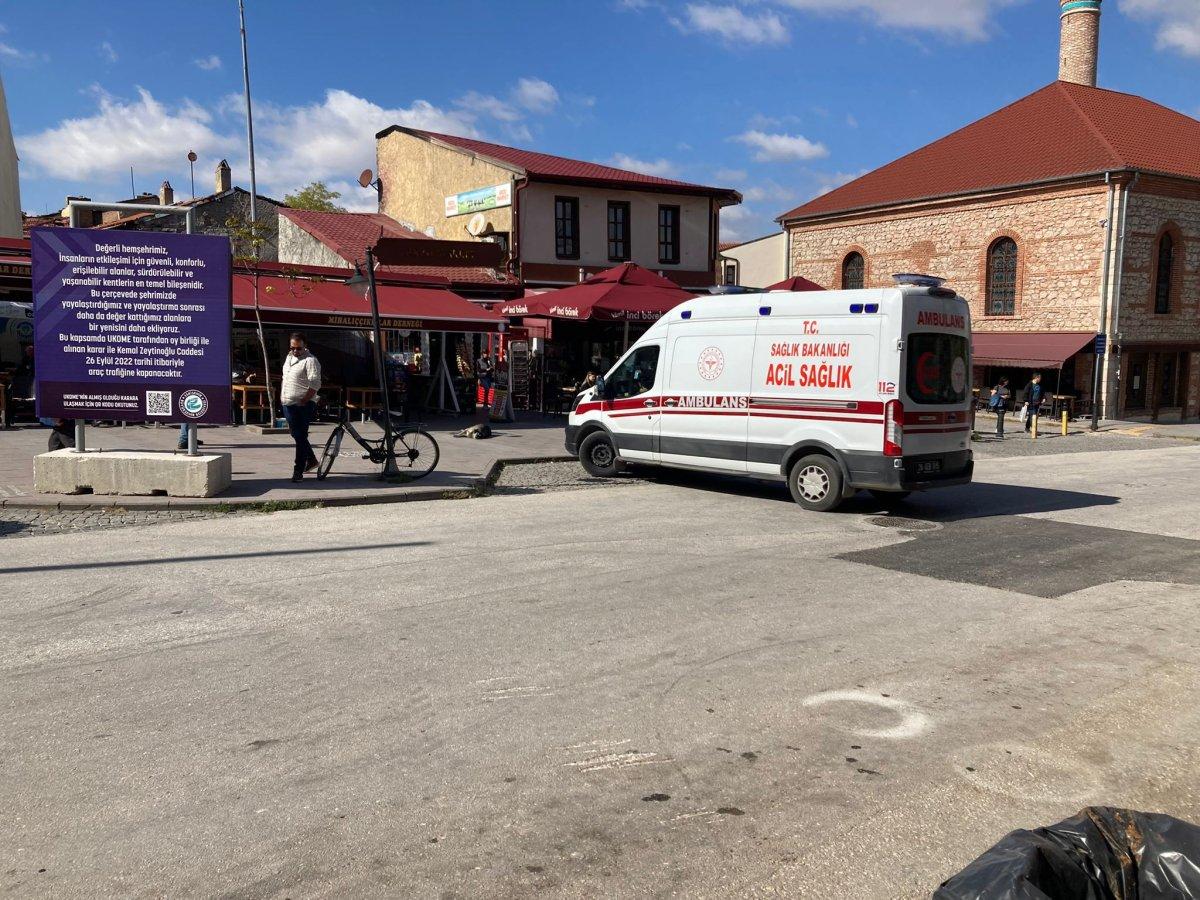 Eskişehir'de ambulans caddeyi kapatan dubaları aşamadı