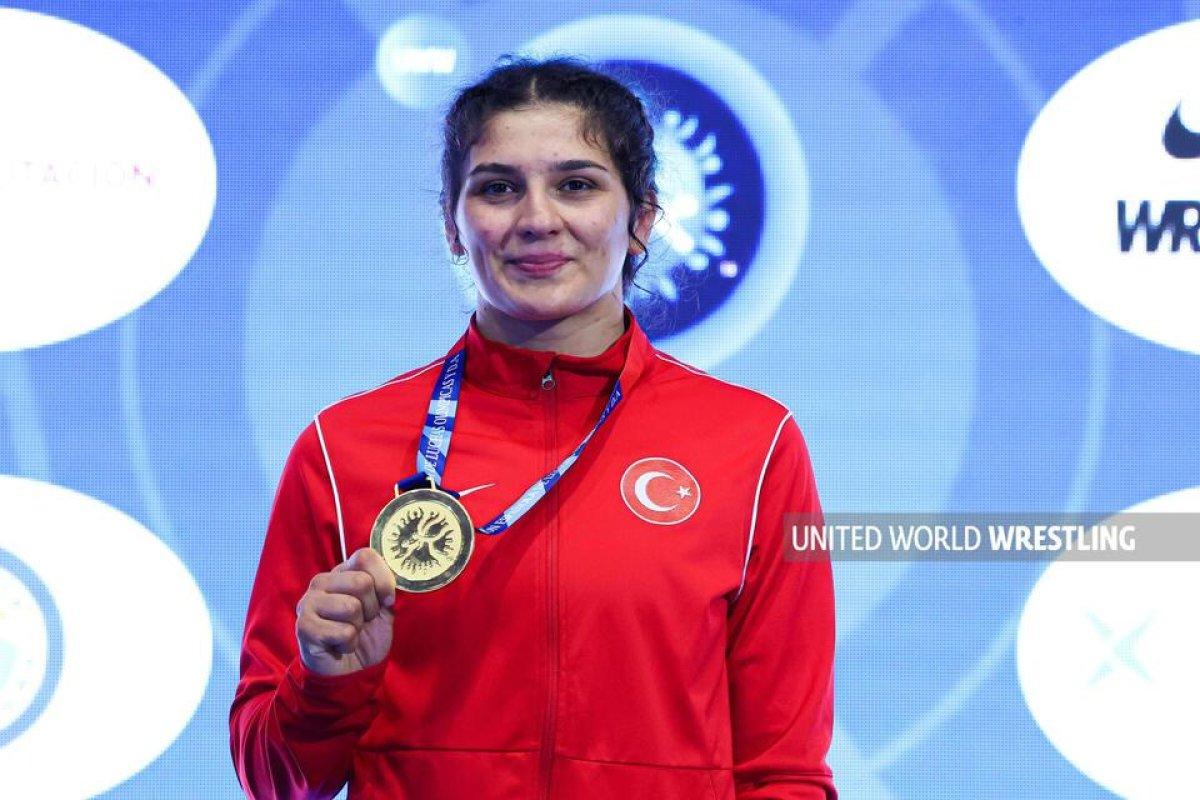 Genç güreşçi Nesrin Baş Dünya Şampiyonu