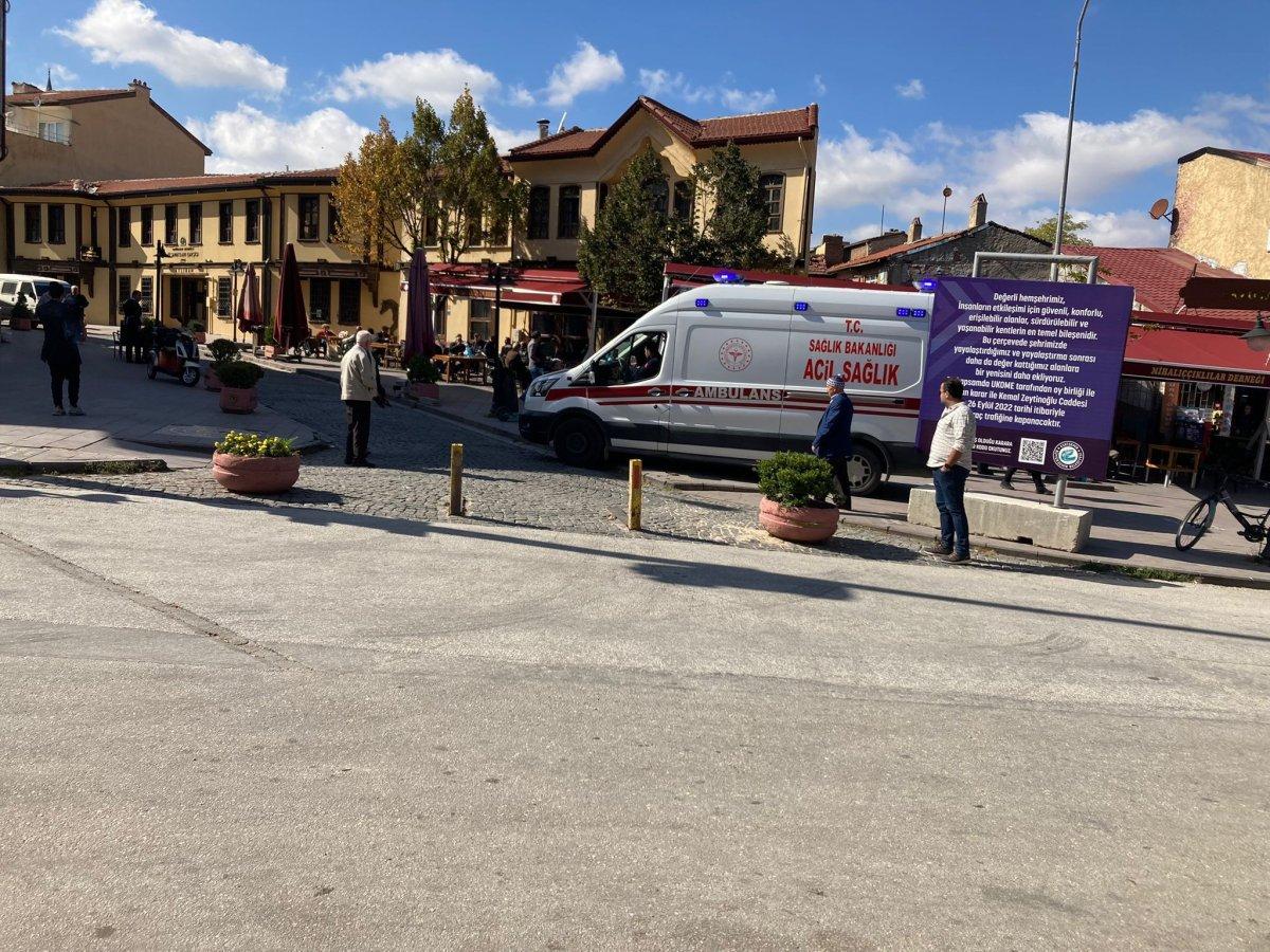 Eskişehir'de ambulans caddeyi kapatan dubaları aşamadı