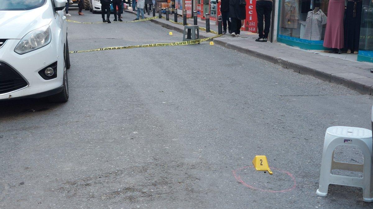 Küçükçekmece'de husumetlisini sokak ortasında vurdu