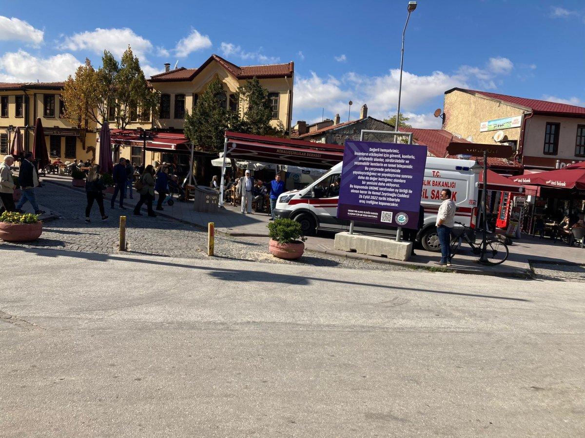 Eskişehir'de ambulans caddeyi kapatan dubaları aşamadı