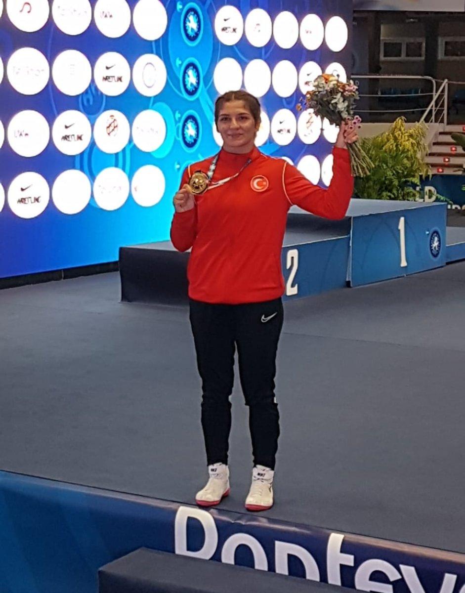 Genç güreşçi Nesrin Baş Dünya Şampiyonu