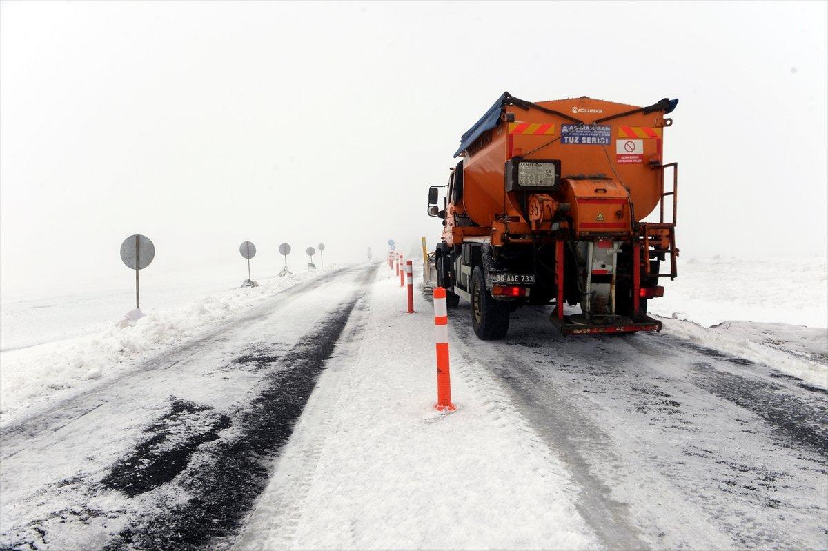 Ardahan'da kar ve tipi etkili oldu