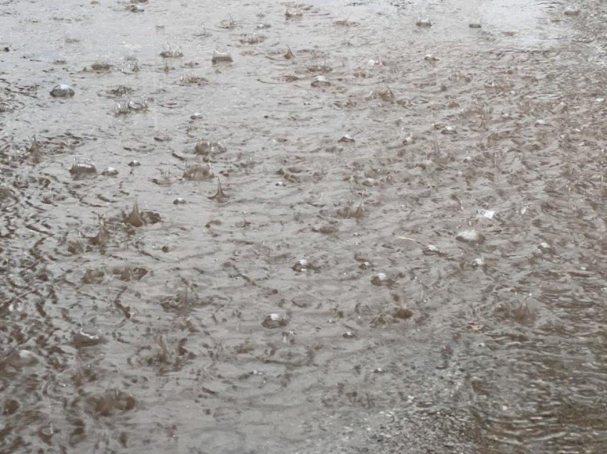 Mardin'de şiddetli yağış: Yollar göle döndü