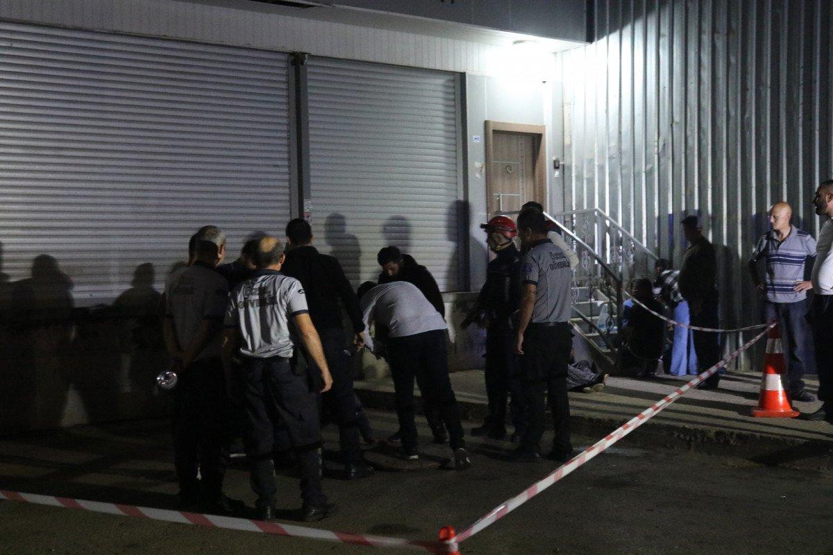 Antalya'da, evladını kanalizasyonda arayan aile yanmış ceset buldu